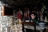 <p>Eine ungewöhnliche Kapelle für einen ungewöhnlichen Heiligen: Jesús Malverde wird als Schutzpatron der Drogenhändler vor allem in kriminellen Kreisen Mexikos verehrt. Die katholische Kirche hat den Robin-Hood-ähnlichen Räuber nie heiliggesprochen, da weder bewiesen sei, dass er je gelebt habe, noch, dass er ein Wunder vollbracht habe. (Bild: Reuters/Henry Romero) </p>