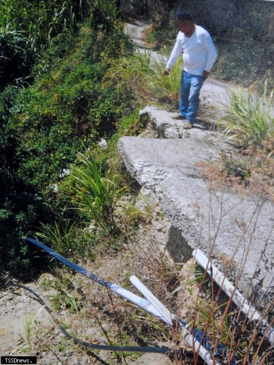 縣長林明溱會勘替代農路路基嚴重淘空流失，當場簽核動支近百萬元，打設深的鋼軌樁加以補強。（記者蔡榮宗攝）