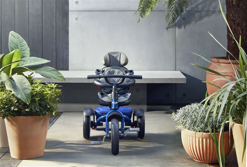 賓利6合1兒童三輪車的車頭有著品牌LOGO，並具備真皮座椅、5點式安全帶等。（圖／翻攝自Bentley官網）