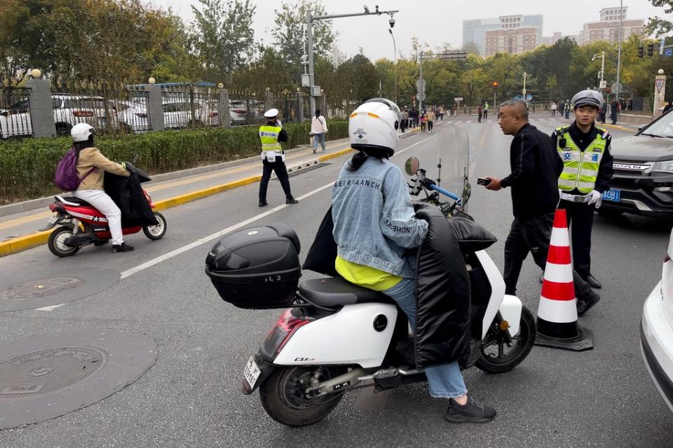 警察封鎖北京八寶山革命公墓附近道路，要車輛繞道而行。美聯社