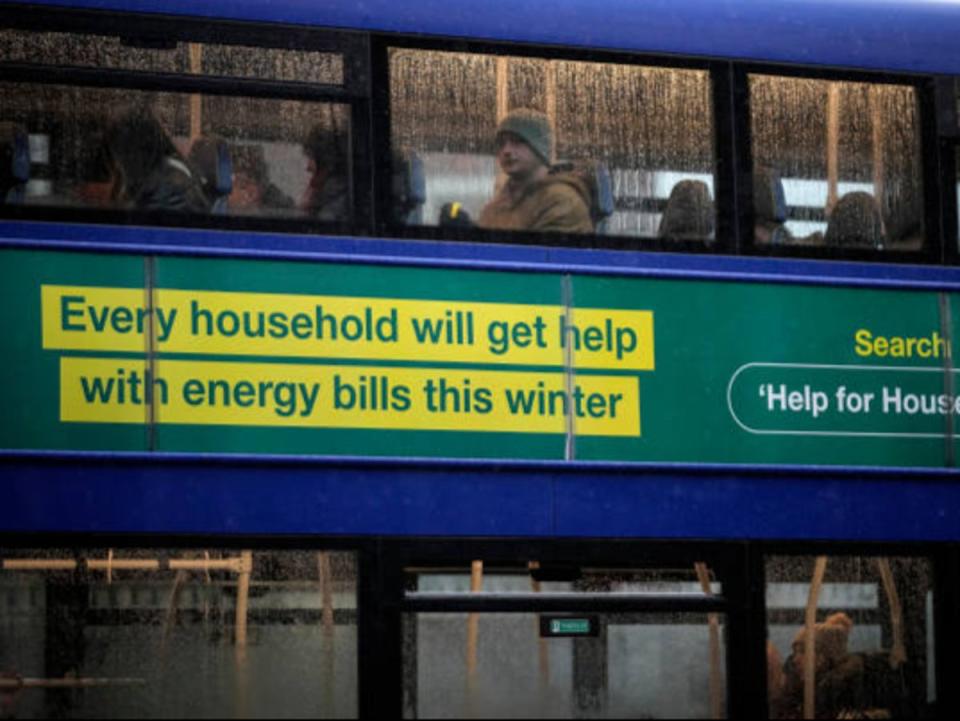 Se colocaron anuncios del gobierno sobre ayuda con las facturas de energía en los autobuses (Getty Images)
