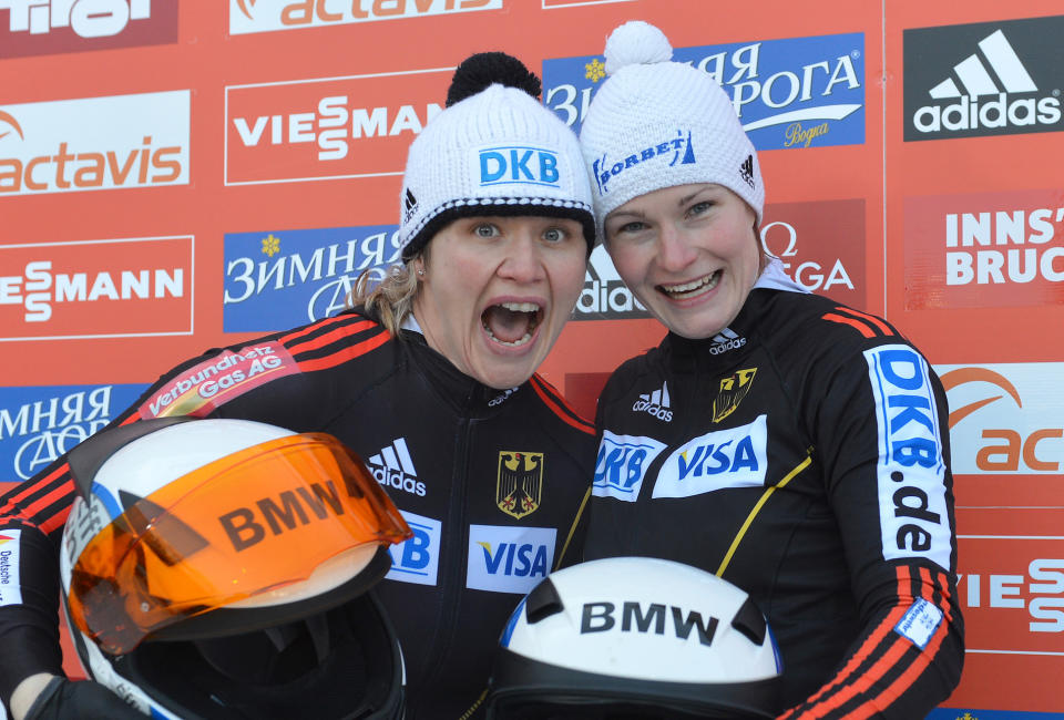 <p>Im Rahmen der Olympischen Winterspiele in Pyeongchang kam es zu einem heftigen Streit zwischen Sandra Kiriasis – hier links im Bild mit Berit Wiacker beim Bob World Cup 2010 in Innsbruck – und Jamaikas Frauen-Bobteam. Kiriasis behauptete unter anderem, als Trainerin für das Team angeworben worden zu sein, wohingegen der Verband beteuerte, sie lediglich als Assistentin verpflichtet zu haben. Mitten in der Vorbereitung wurde Kiriasis entlassen und des olympischen Dorfes verwiesen. Sie wisse laut „Spiegel Online“ bis heute nicht, warum sie plötzlich gefeuert wurde. Vom jamaikanischen Verband hieß es lediglich, Kiriasis sei eine „destruktive Kraft“. (Bild: AP Photo) </p>