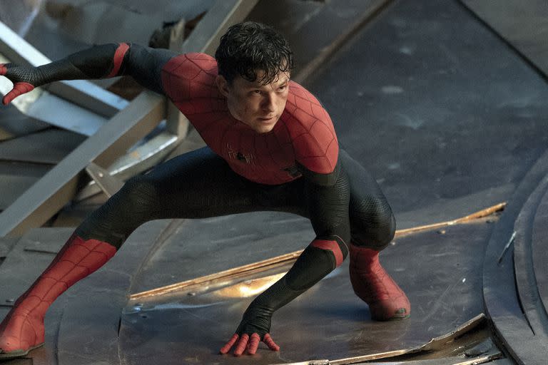 En esta imagen difundida por Sony Pictures, Tom Holland actúa en una escena de 