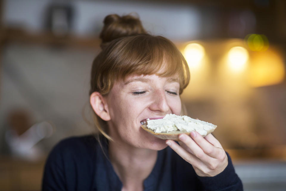 Aus saurer Milch kannst du ganz einfach Frischkäse zubereiten. (Bild: Getty Images)