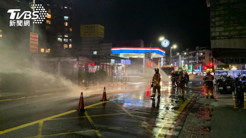 新北市汐止區康寧街傳出瓦斯管線破裂，消防隊灑水防護。（圖／TVBS）