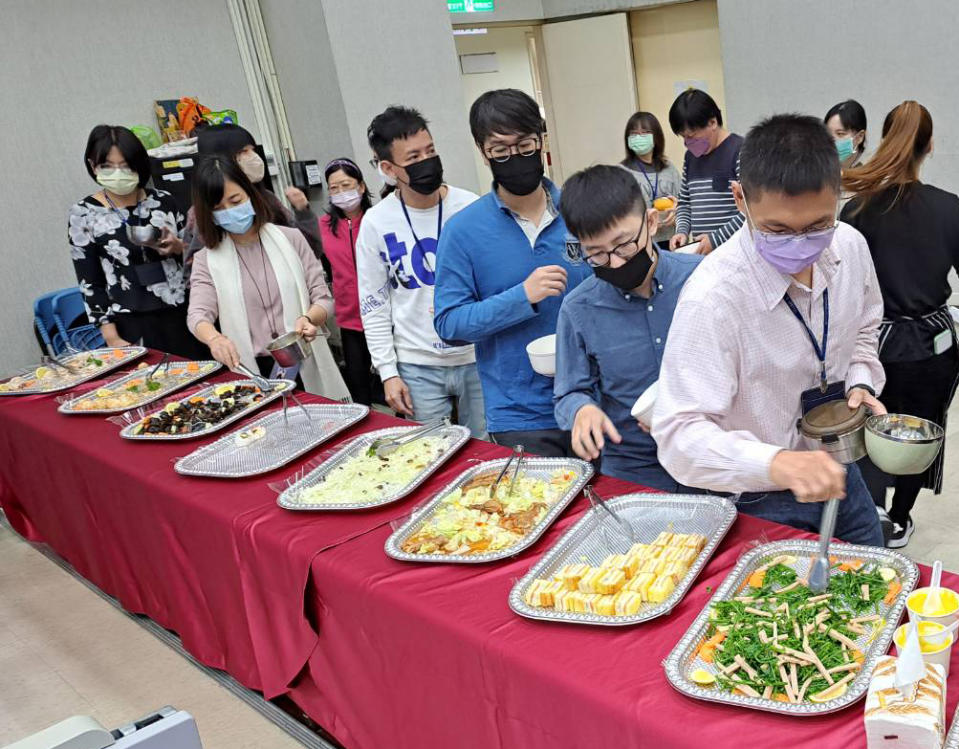 會議訂購循環容器盛裝灣餐飲