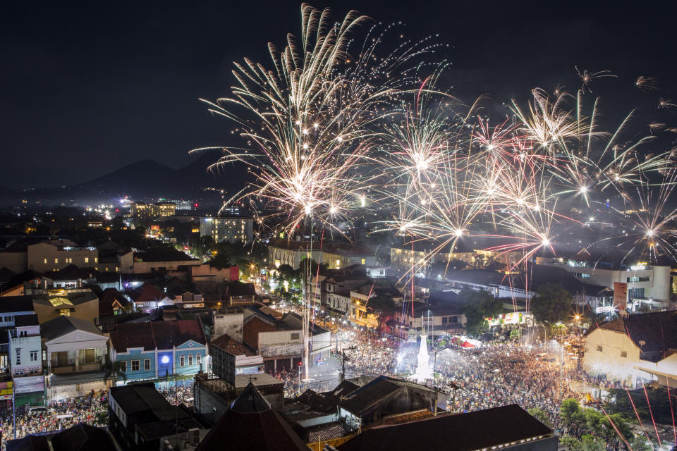 <p>Fireworks illuminate the city’s skyline during New Year’s Eve celebrations of 2018 on on January 1, 2018 in Yogyakarta, Indonesia. (Photo: Ulet Ifansasti/Getty Images) </p>