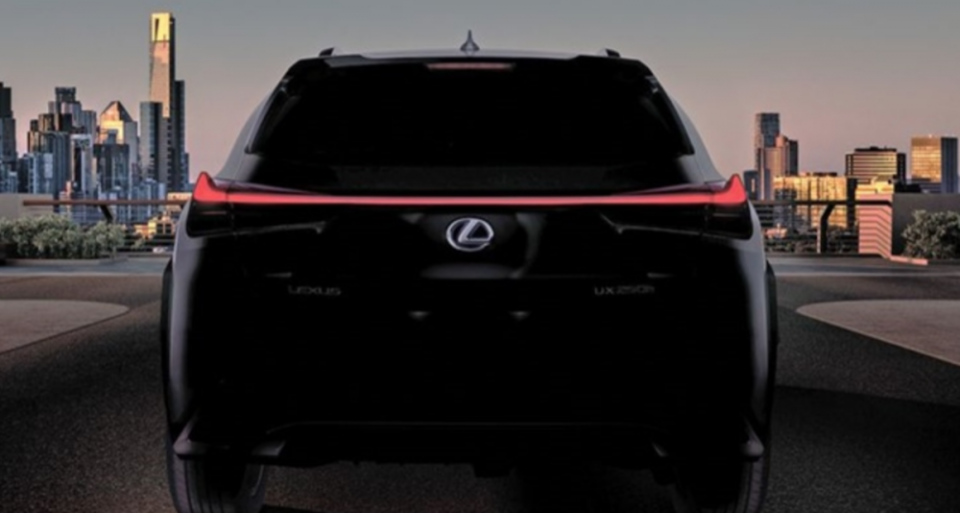 Lexus 透過一段 UX 尾燈亮起的預告影片，對外宣布 UX 量產車將於 3 月 6 日現身日內瓦車展媒體日，其車尾的型號隱約看得出為 UX 250h。