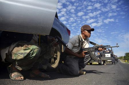 Vigilantes stand guard after hearing rumours of a possible ambush in Tierra Caliente January 10, 2014. REUTERS/Alan Ortega/Files