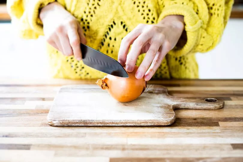 Yellow / white / brown / sweet onion. Cut the onion into thin slices.