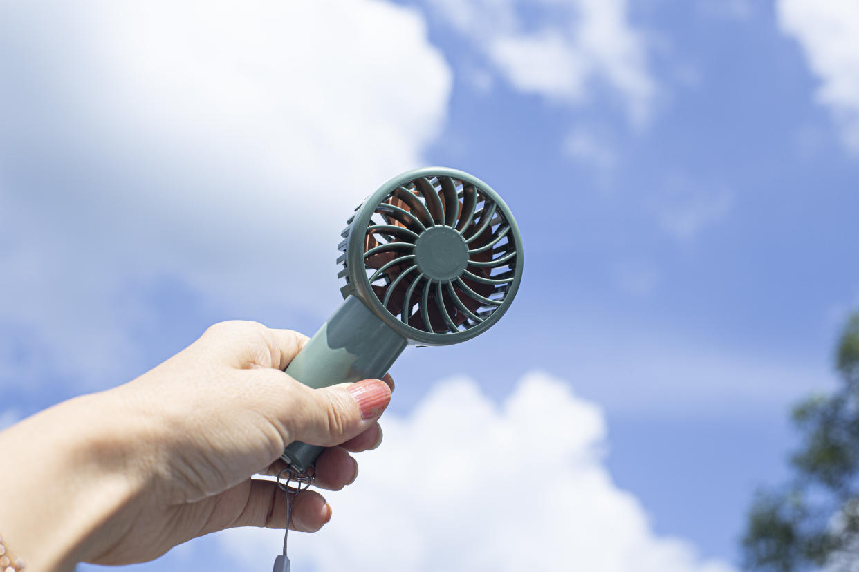 Los mini ventiladores que te salvarán en los días de calor extremo. (Foto: Getty)