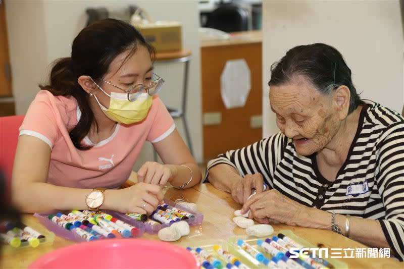 天主教中華聖母基金會「團體家屋」日常，上圖的阿嬤替瑞德阿公取綽號「二舅」，從此大家也跟著叫。（圖／天主教中華聖母基金會提供）