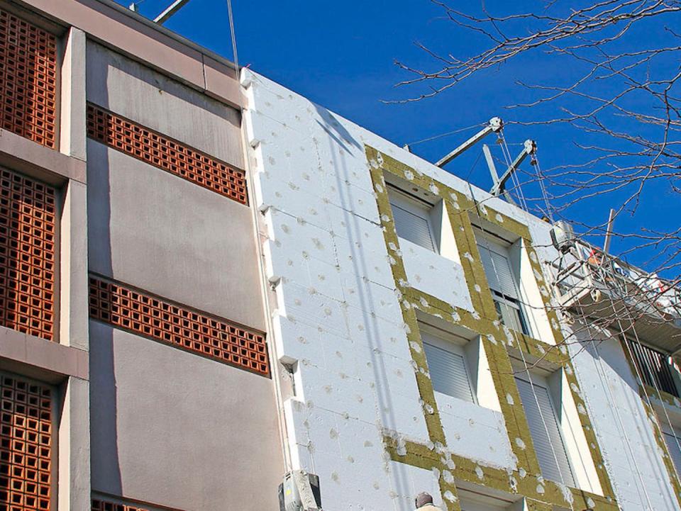 Imagen de rehabilitación energética en fachada mediante un sistema de aislamiento térmico exterior. <a href="https://www.cantitec.es/mejor-aislante-termico-para-fachadas/" rel="nofollow noopener" target="_blank" data-ylk="slk:Cantitec;elm:context_link;itc:0;sec:content-canvas" class="link ">Cantitec</a>