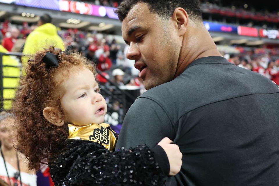 <p>Ezra Shaw/Getty</p> Arik Armstead and daughter Ayla