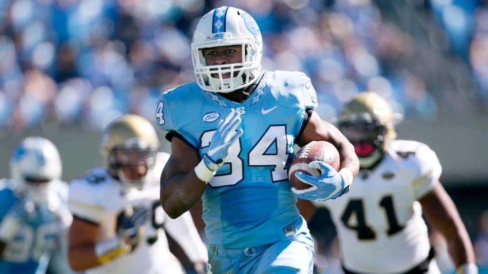 North Carolina’s Elijah Hood (34) races 36 yards for a touchdown in the first quarter against Georgia Tech on Saturday, November 5, 2016 at Kenan Stadium in Chapel Hill, N.C. Hood rushed for 168 yards on 12 carries for three touchdowns in the Tar Heels’ victory.