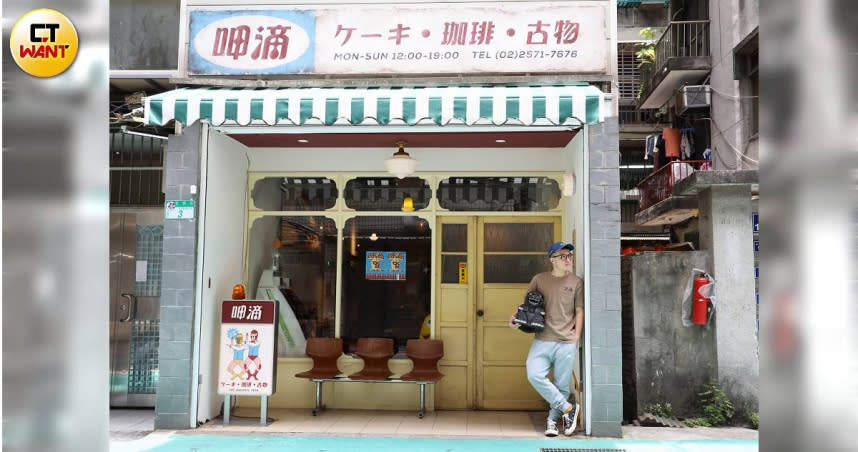 6月在新址營業的「呷滴Jia Dee」有著復古招牌，店內擺放超多公仔，無論哥吉拉、魔人普烏或忍者龜，都是老闆香G的心頭好。（圖／侯世駿攝）