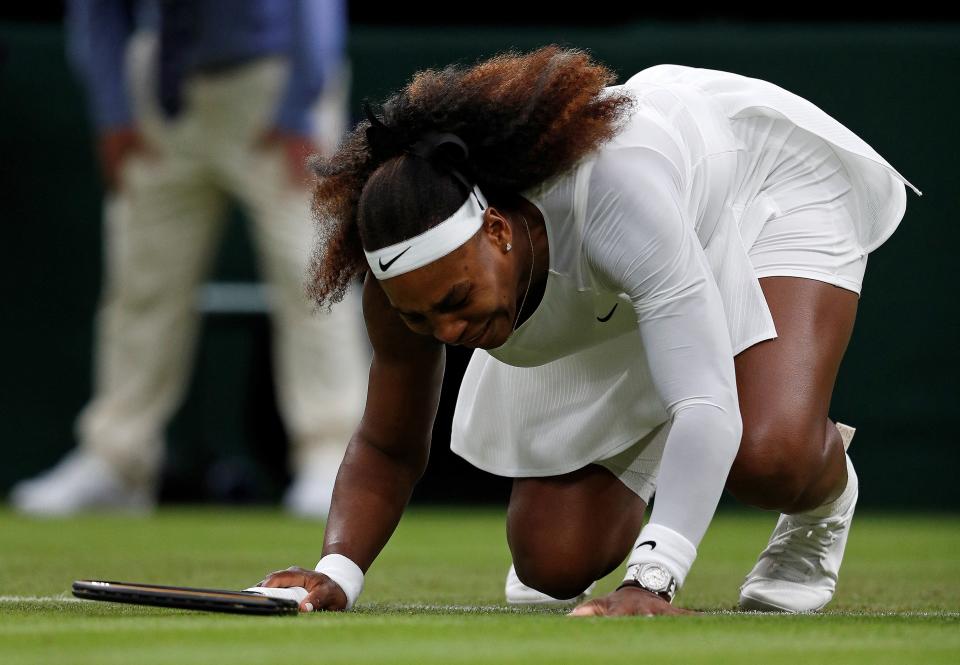 Serena Williams reacts as she pulls up injured before withdrawing from her women's singles match in the first round of the 2021 Wimbledon Championships on Tuesday. (Adrian DENNIS / AFP) 