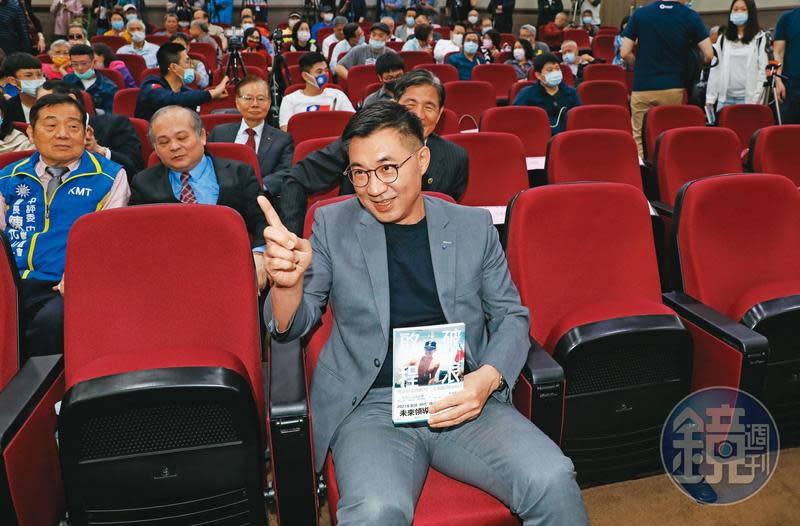 公投日距離國民黨主席選舉僅1個月，尋求連任的江啟臣將藉公投帶動藍營士氣，順勢替自己造勢。