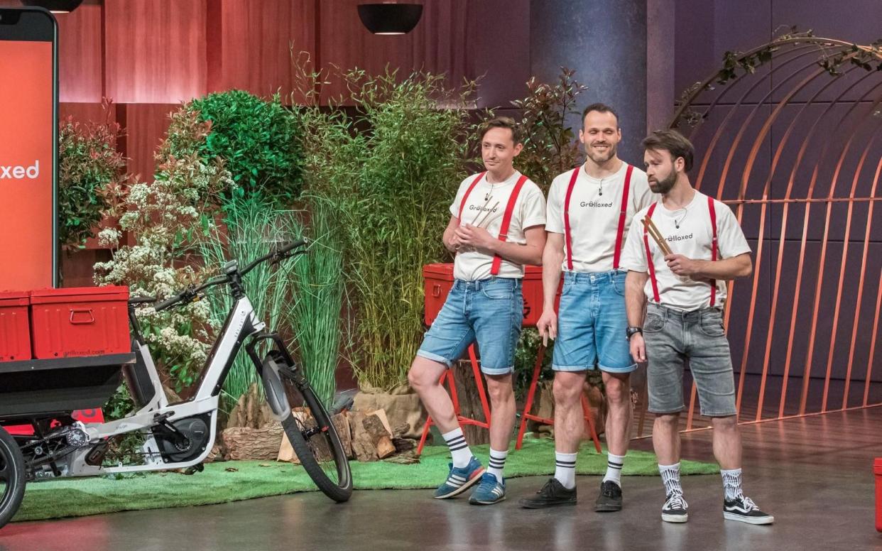 Stramme Beine, feurige Unternehmer: Jonas Bräuer, Erik Lachmann und Jonas Möslein bedienen mit "Grillaxed" die Grill-Leidenschaft der Deutschen. (Bild: RTL / Bernd-Michael Maurer)