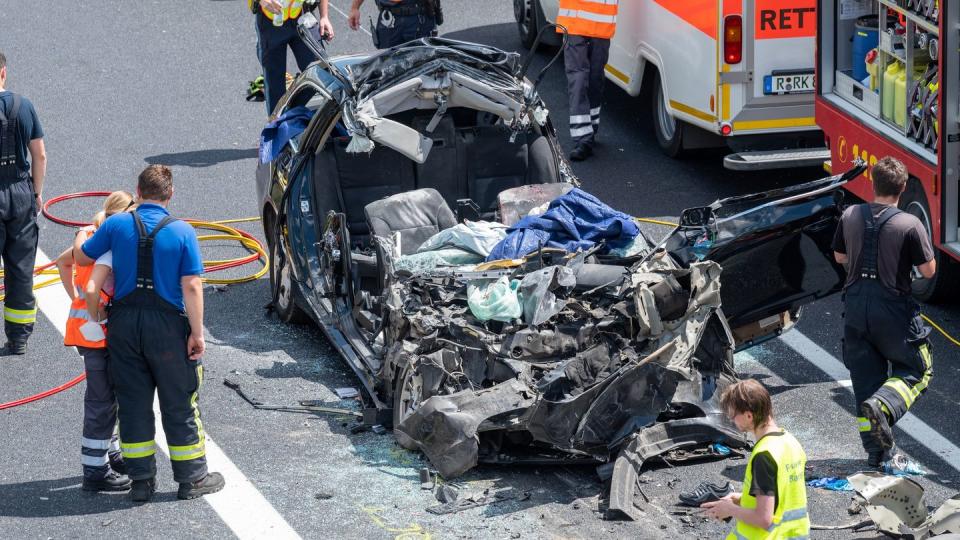 Rettungskräfte sind auf der Autobahn A3 nach einem Unfall mit mehreren Toten im Einsatz.