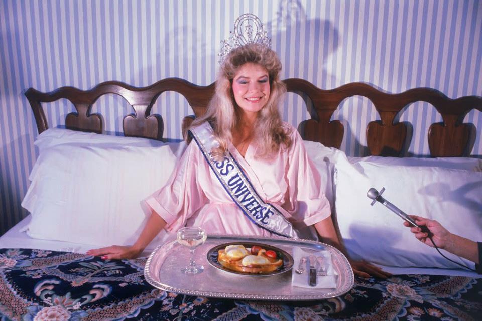 <p>Pink might be the dominant color of '80s and '90s interior design, but it's not the only popular hue. This unnamed hotel in St. Louis, Missouri, where Miss New Zealand stayed after she won the Miss Universe pageant, opted for a cooler color scheme, featuring blue-and-white striped walls.</p>