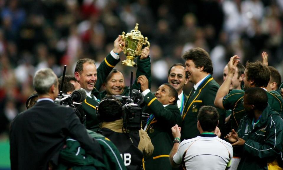 Eddie Jones celebrates South Africa’s victory in the 2007 World Cup final.