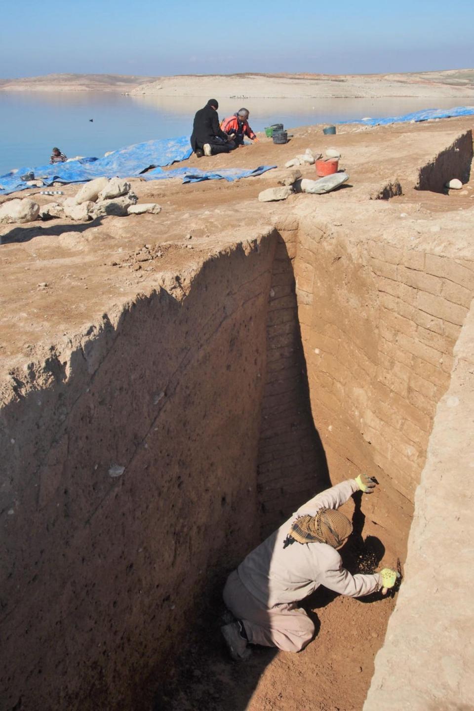 Walls of the city revealed by drought conditions behind the Mosul dam (Universities of Freiburg and Tübingen, KAO)