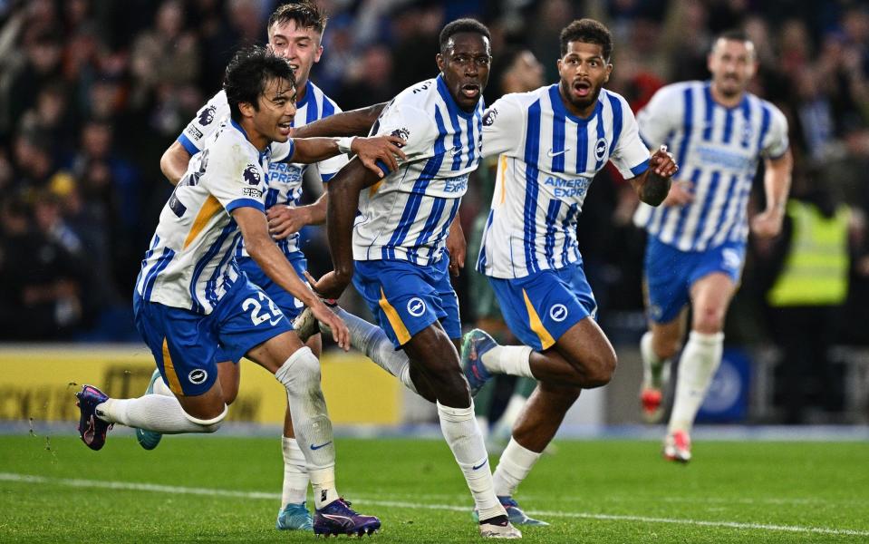 Danny Welbeck and team-mates run in disbelief