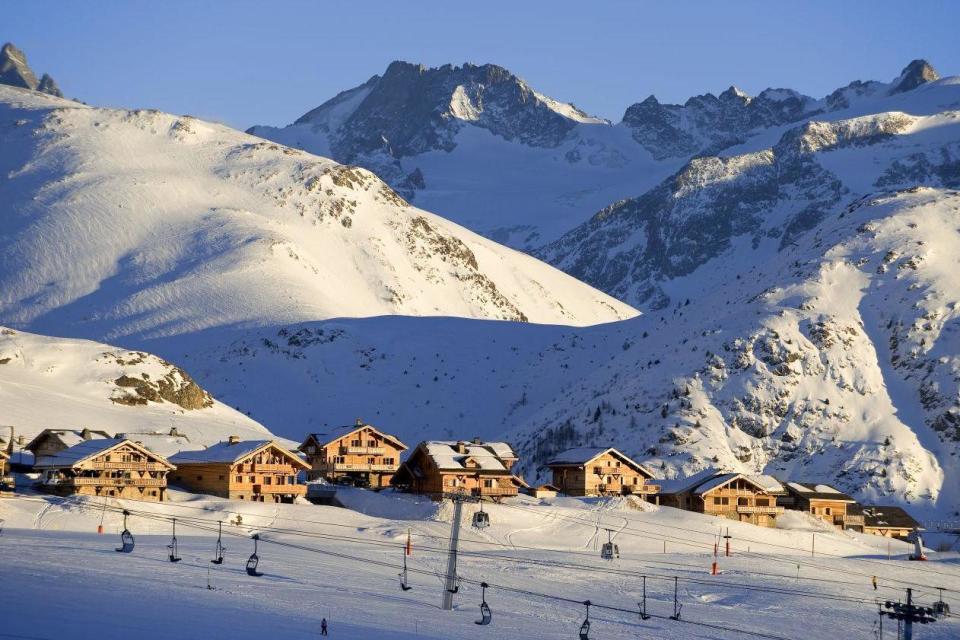 France, Isere, L'Alpe d'Huez, ski resort, 4 star hotel Les Chalets de l'Altiport (Altiport's chalets): Getty Images/Hemis.fr RM