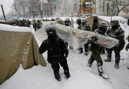 Servicemen of the National Guard remove a protesters tent camp near the parliament building in Kiev, Ukraine March 3, 2018. REUTERS/Gleb Garanich