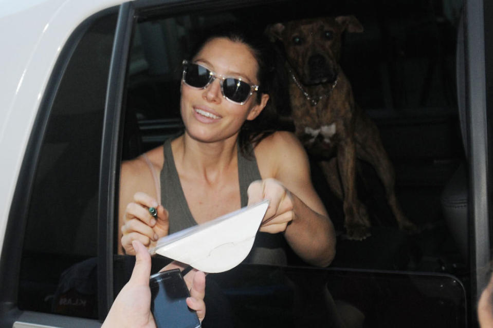 <p>Jessica Biel's dog is honestly pretty offended that nobody wants her autograph<span>.</span></p>