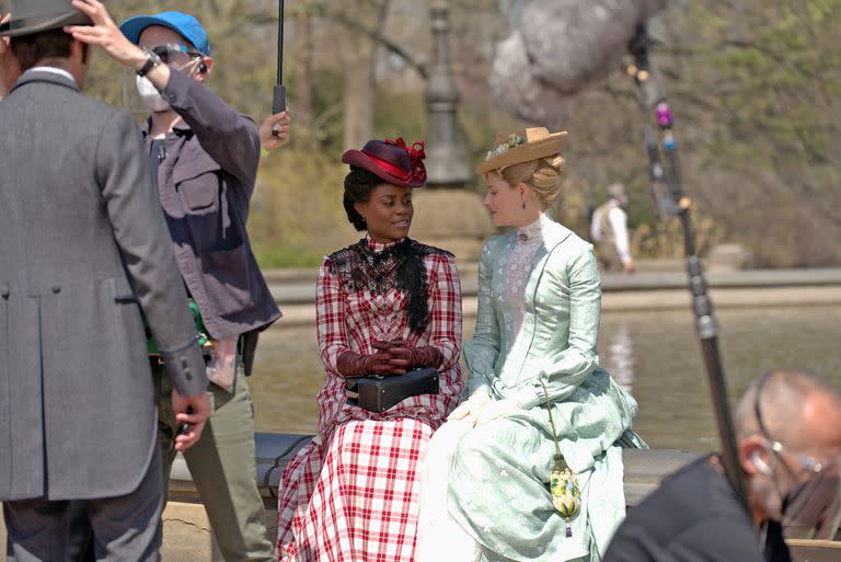 Denée Benton y Louisa Jacobson durante el rodaje de la serie de HBO The Gilded Age, creada por Julian Fellowes (Downton Abbey); Benton, a la izquierda, es una de las luminarias teatrales que pasaron la cuarentena en sets televisivos