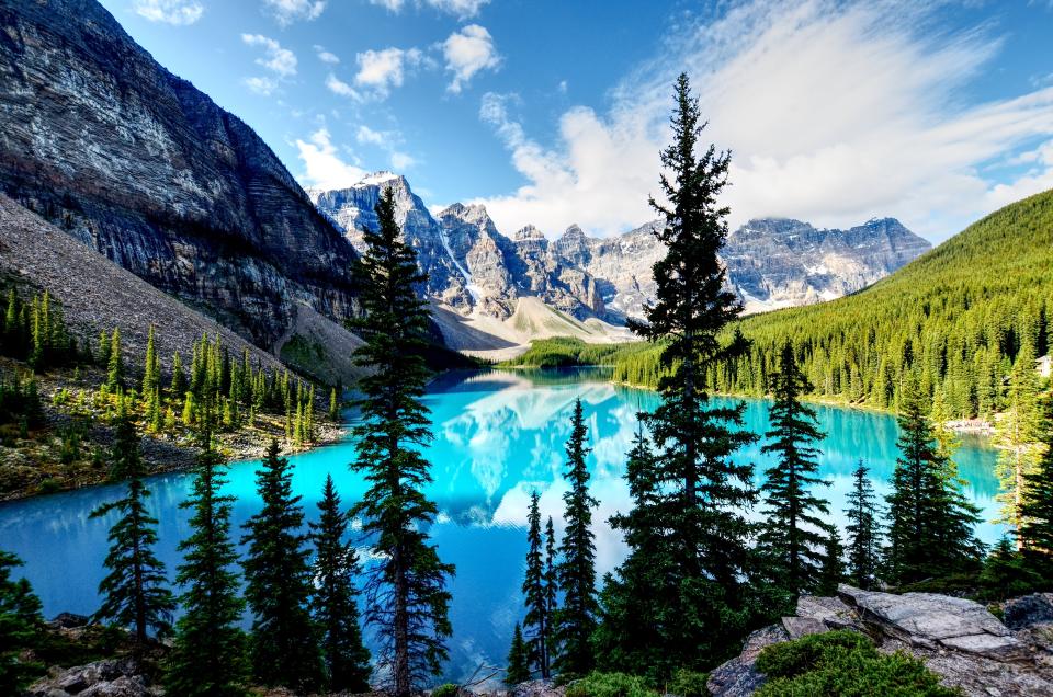 This glacier-fed lake surrounded by mountainous peaks is a favourite among hikers. [Photo: Getty]