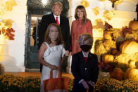 Donald Trump y Melania han abierto las puertas de la Casa Blanca para celebrar Halloween. El 25 de octubre el presidente y la primera dama recibieron a varios niños para obsequiarles con dulces. Los invitados más originales fueron estos dos pequeños, que se disfrazaron como el mandatario y su esposa. (Foto: Tasos Katopodis / Getty Images)