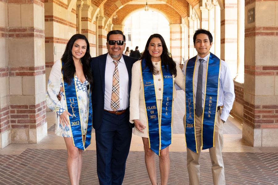 Mamá logra titularse en Universidad en Los Ángeles tras criar a sus hijos desde los 15 años