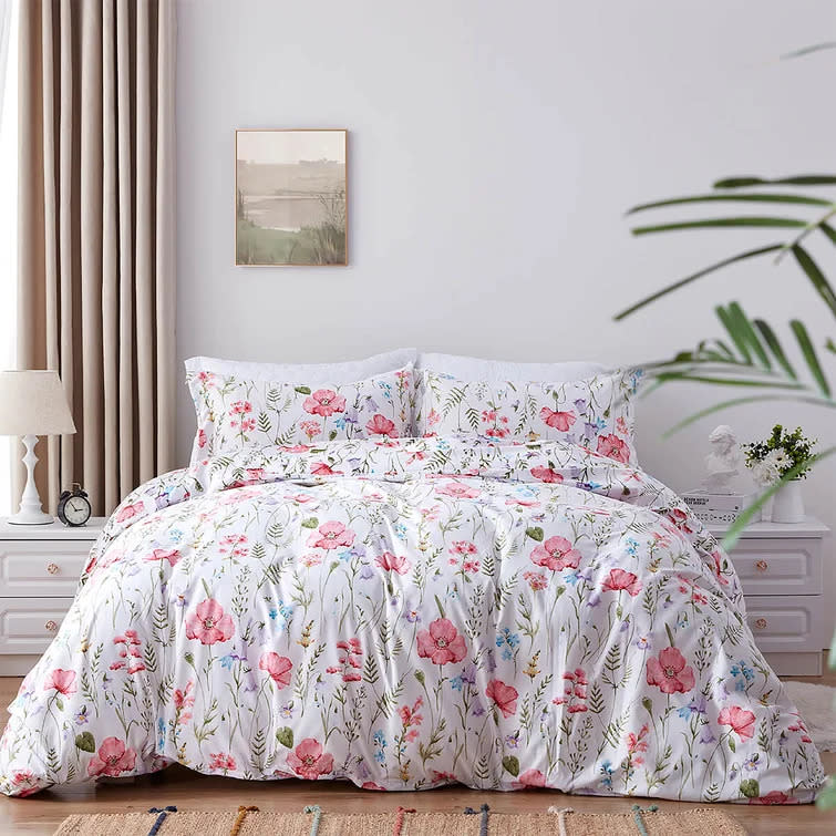 Bed with floral Pink Microfiber Reversible Duvet Cover Set