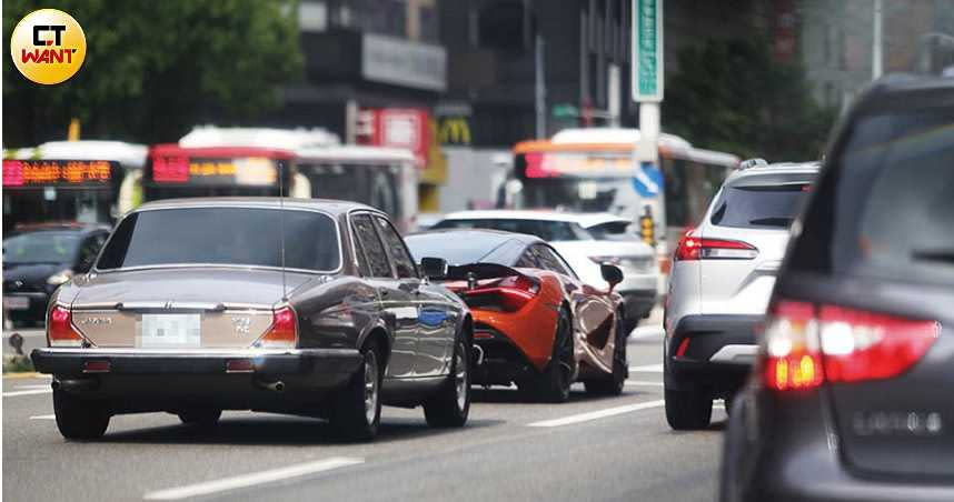 柯震東駕著橘色麥拉倫跑車外出，好友大飛則開著老捷豹跟在後頭。（圖／攝影組）