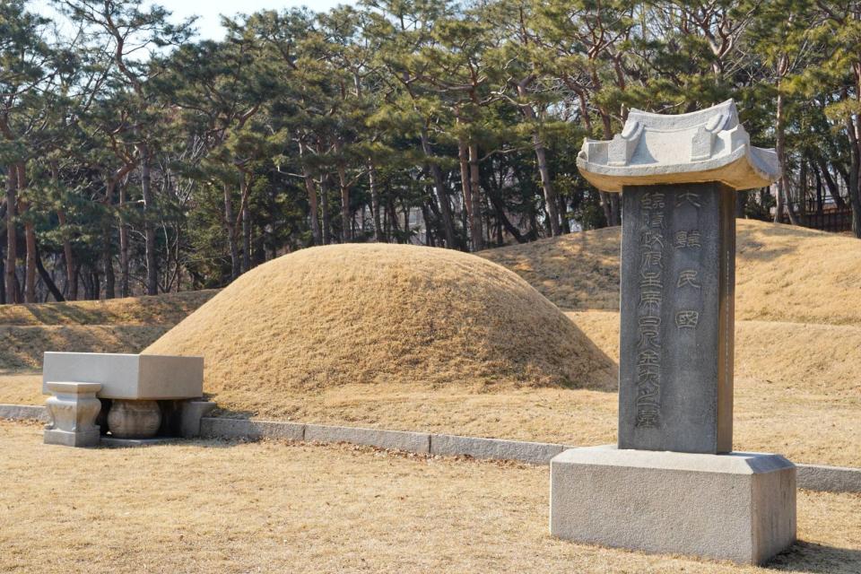 韓國國父金九與妻子崔遵禮合葬於首爾市的孝昌公園，金九的次子金信曾為韓國駐台大使。吳珮如攝