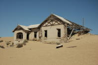 KOLMANSKOP (NAMIBIA). La historia de este poblado del desierto namibio se debe a la explotación de diamantes, principalmente por las compañías alemanas entre 1908 y la década de los años '30. La localidad fue exprimida hasta que no quedaron más piedras preciosas y fue abandonada en 1954 a la merced de las tormentas de arena. Damien du Toit/Wikimedia.Commons