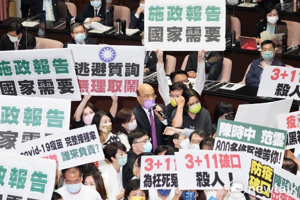 為了阻擋蘇揆上台施政報告，藍綠在議場爆發肢體衝突。   圖：張良一/攝