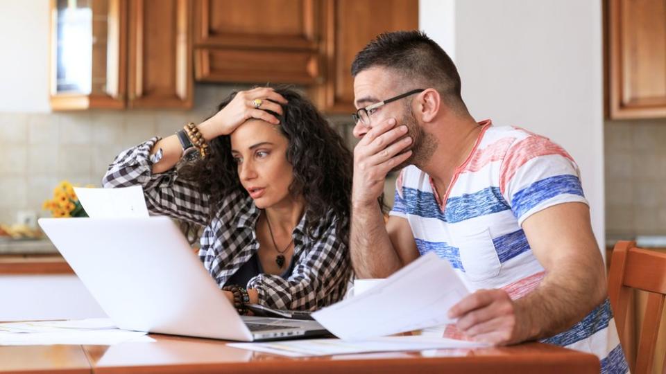 Pareja mirando cuentas