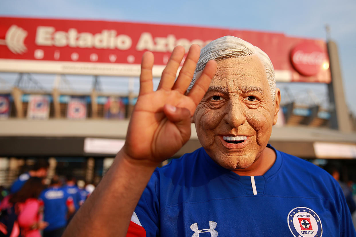 Aficionado de Cruz Azul posa antes de la vuelta de la final de Liga MX frente al Estadio Azteca. | Foto: Getty