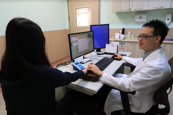 亞洲大學附屬醫院中醫科主治醫師王崧表示，痤瘡的發生與飲食、季節，和生活習慣有關。（圖片提供／亞大醫院）