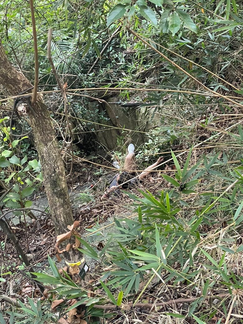 事主跌落的位置十分陡峭。

