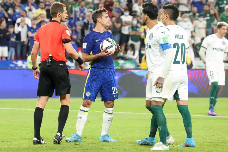 El capitán de Chelsea, César Azpilicueta, sostiene la pelota luego de que el árbitro sancionara el penal en tiempo suplementario contra Palmeiras