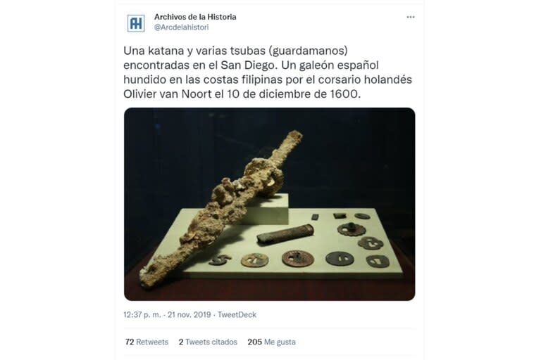 Una katana y varias tsubas (guardamanos) encontradas en el San Diego