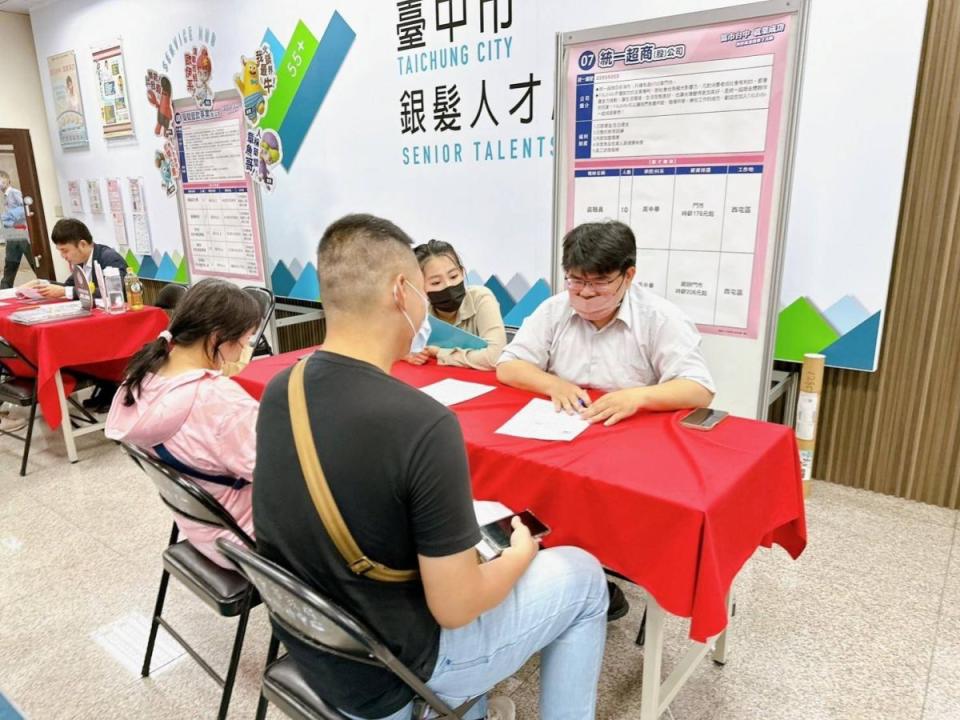 中市勞工局25日在東區勞工服務中心，舉辦樂齡就業徵才，反應熱烈，初步媒合率近5成。（圖：中市府提供）