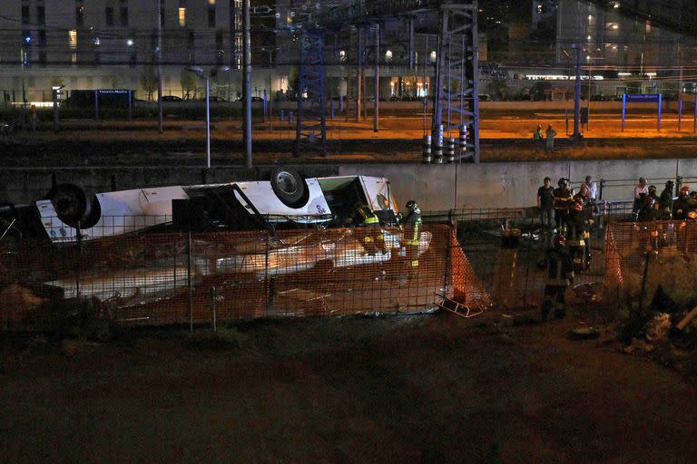 Bomberos trabajan en el lugar del accidente de un autobús el 03 de octubre de 2023 en Mestre, cerca de Venecia.