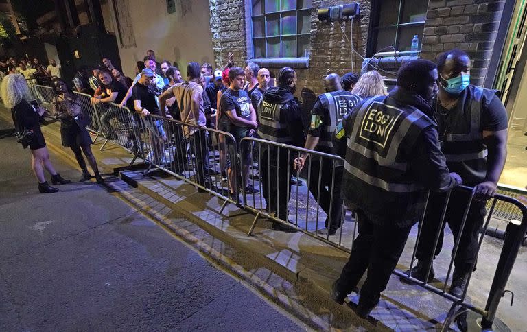 La gente hace cola para ingresar al club nocturno Egg, en Londres