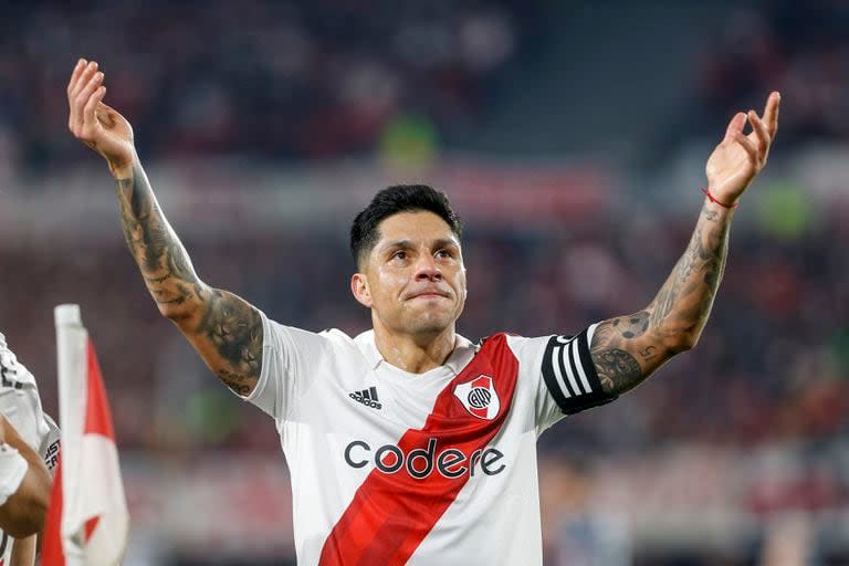 Enzo Pérez parece agradecer a los hinchas de River, al ganar la última Liga Profesional; este domingo afrontará el 17º superclásico de su trayectoria, quizás el último, solamente frente a público de Boca.